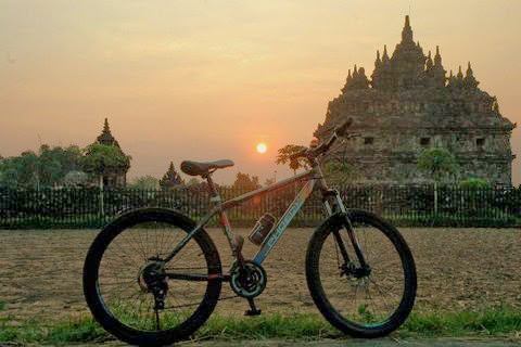 Gowes Jelajah Candi Sambil Menikmati Sunset Di Jogja