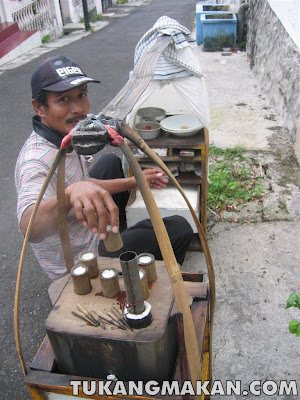 Kue Putu..Jajanan Tradisional Yang Hampir Terlupakan