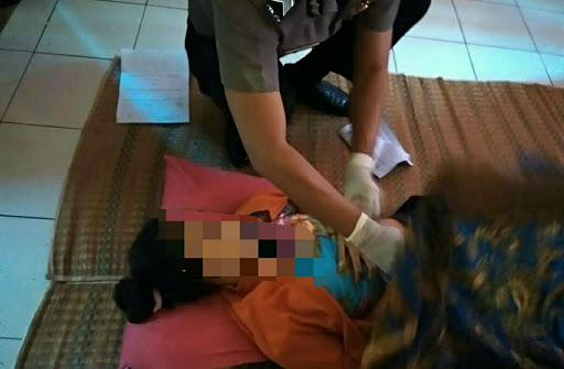 Gadis Abg Cantik asal Sukabumi gantung diri dengan kerudung miliknya karena sakit