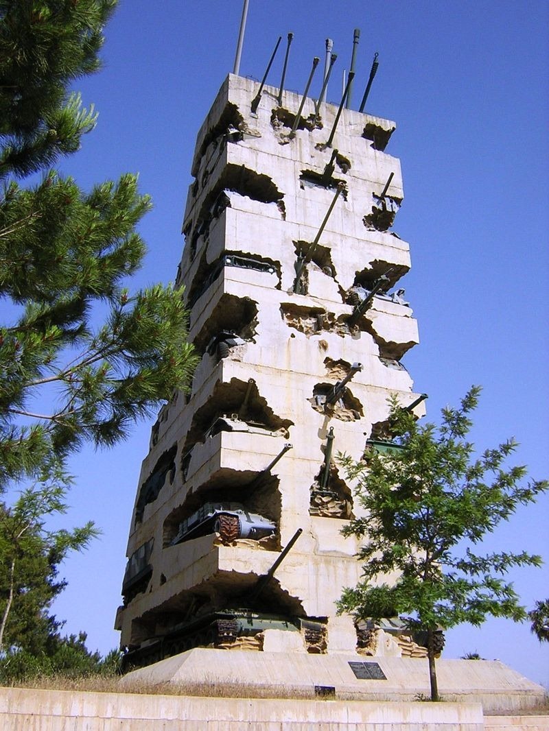 Menara Terbuat Dari Kumpulan Mobil-Mobil Perang