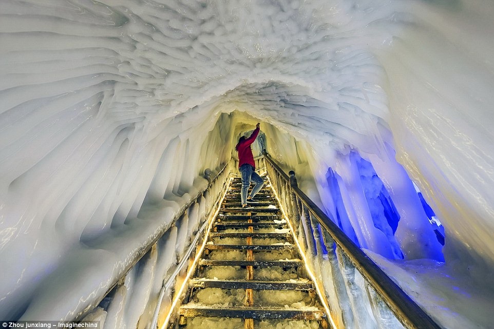 gua-es-yang-tidak-pernah-mencair-bahkan-di-musim-panas