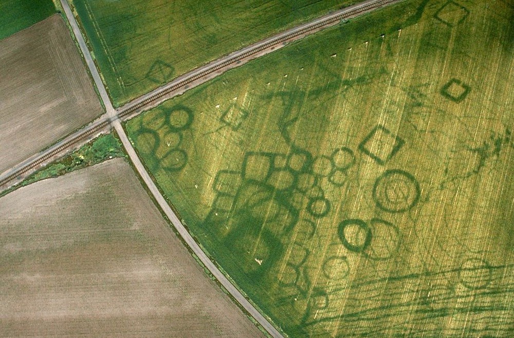 cropmarks-bagaimana-cuaca-kering-dapat-mengungkapkan-situs-arkeologi-tersembunyi