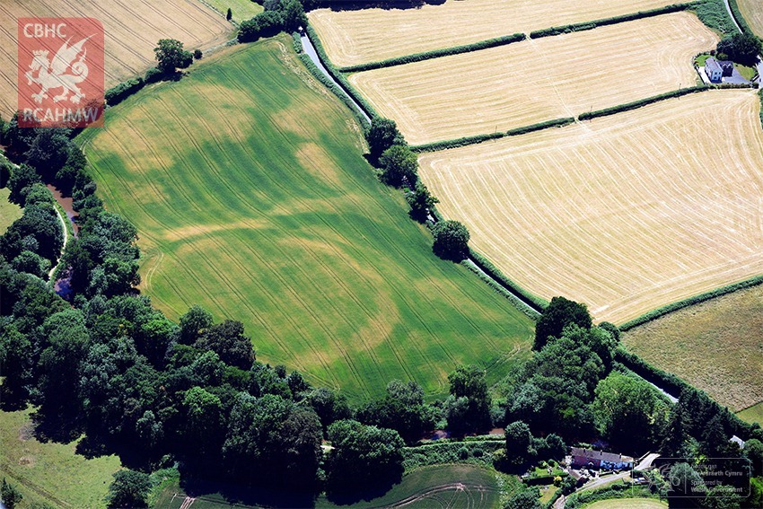 Cropmarks: Bagaimana Cuaca Kering Dapat Mengungkapkan Situs Arkeologi Tersembunyi