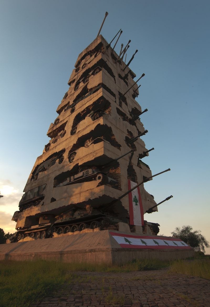 Menara Terbuat Dari Kumpulan Mobil-Mobil Perang