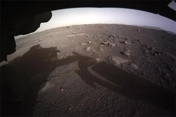 Hallo bumi ! Perseverance kirim foto berwarna resolusi tinggi pertamanya dari Mars