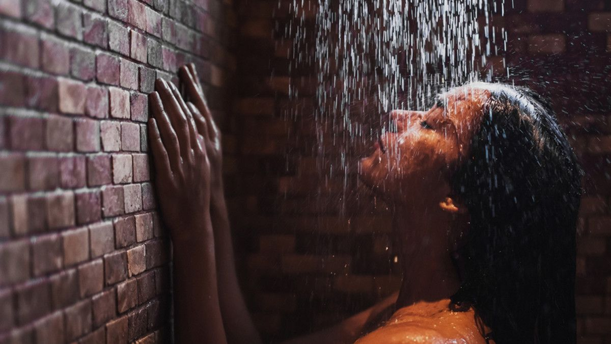 mandi-malem-bikin-rematik-fakta-atau-hoaks