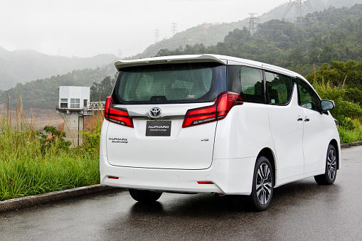 Review dan Perbandingan Hyundai Staria vs Toyota Alphard