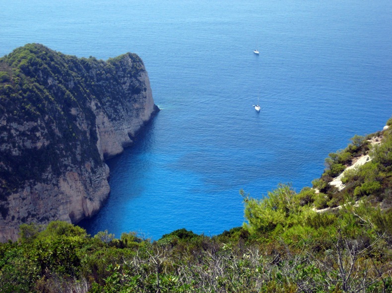 &#91;AMAZING!&#93; Jalan-Jalan Ke Pantai Navagio, Destinasi Pantai Terindah di Yunani