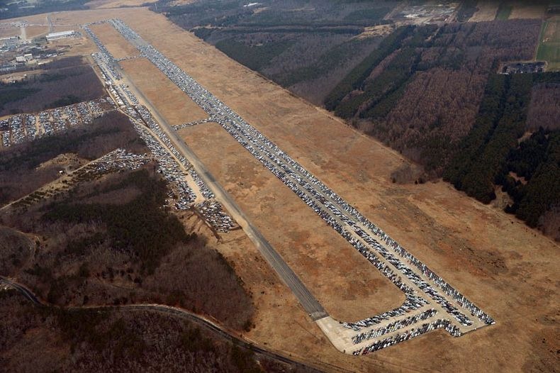 Landasan pesawat yang dilewati jalur kereta api dan jalan raya