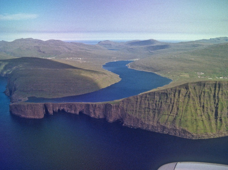 Danau di Atas Laut? Uniknya Danau Sorvagsvatn!