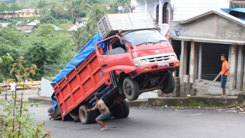 &#91;Sedih&#93;- Tidak Jadi Pakai Mobil Baja, PRAHARA dan Pendukung Akan Jalan Kaki ke MK