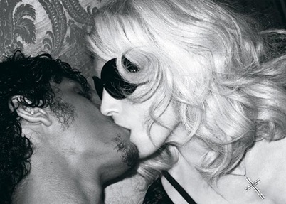 Foto Hot Ciuman Madonna dan Jesus Luz di Brazil