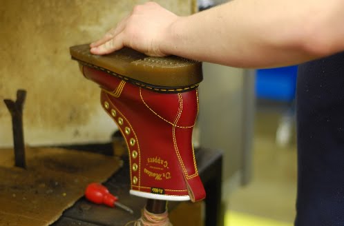 proses pembuatan sepatu Dr.Martens