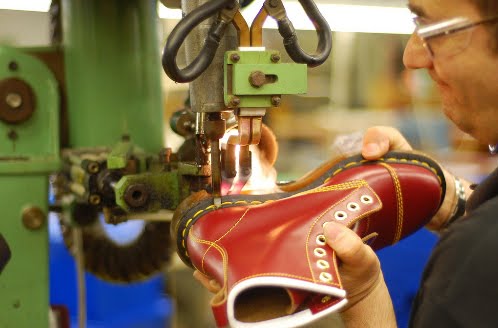 proses pembuatan sepatu Dr.Martens