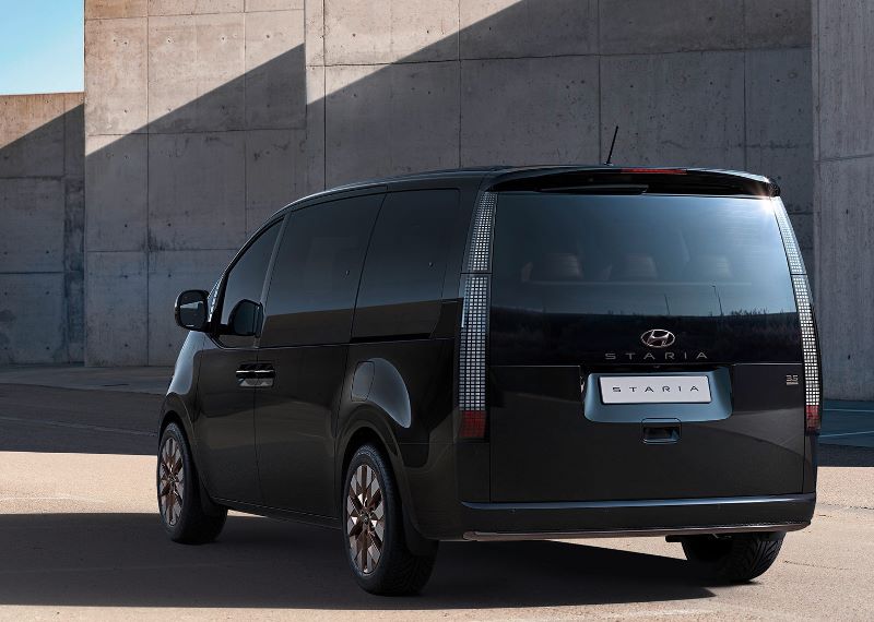 Review dan Perbandingan Hyundai Staria vs Toyota Alphard