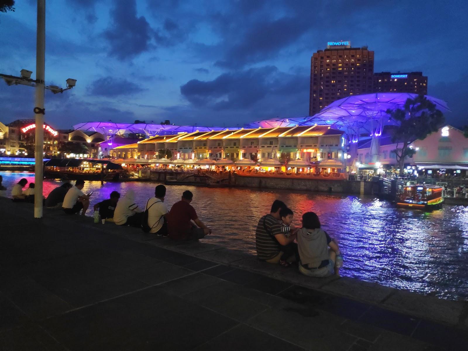 Nongkrong Malam Ala Penduduk Lokal di Clarke Quay, Singapura