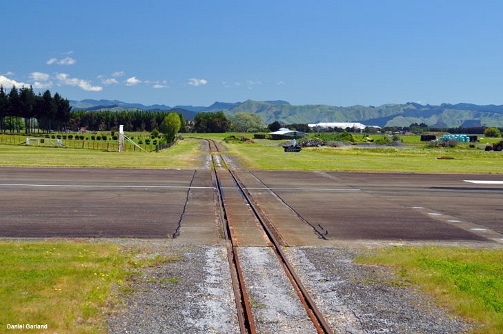 Bandara Gisborne: Landasan Pacu Bandara Dengan Jalur Rel Kereta Api Yang Melintas