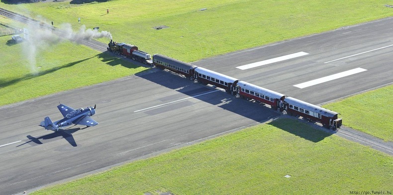 Bandara Gisborne: Landasan Pacu Bandara Dengan Jalur Rel Kereta Api Yang Melintas