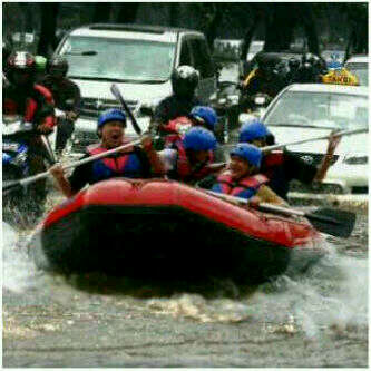 10 Aktifitas Yang Bikin Happy Saat Banjir Melanda Bray!