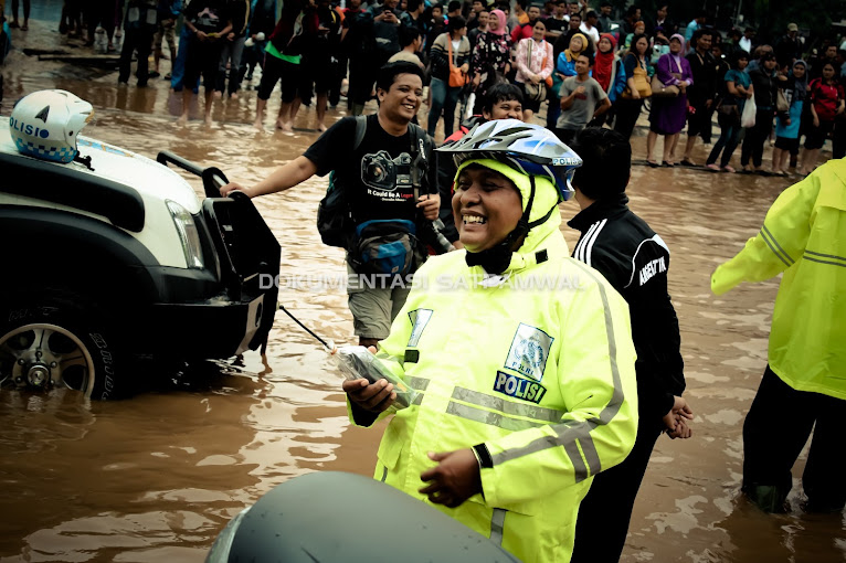 polisi-juga-manusia-kumpulan-foto-polisi-humanis