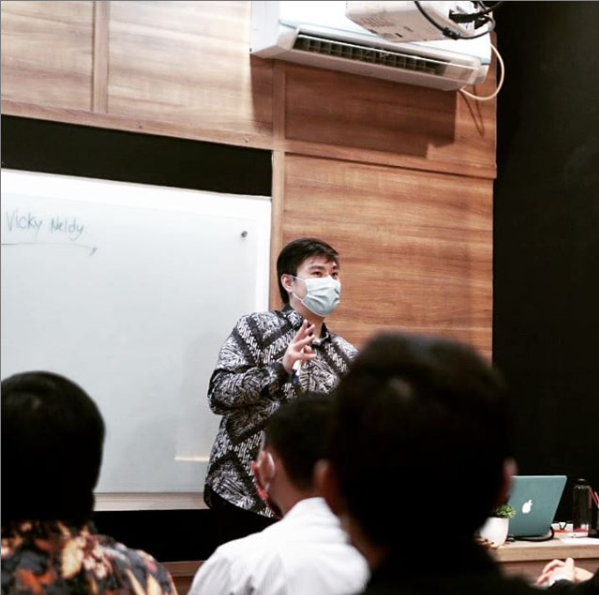 Mau Terjun di Dunia Forex? Tanya Pakar Ekonomi Generasi Millenial Vicky Neldy