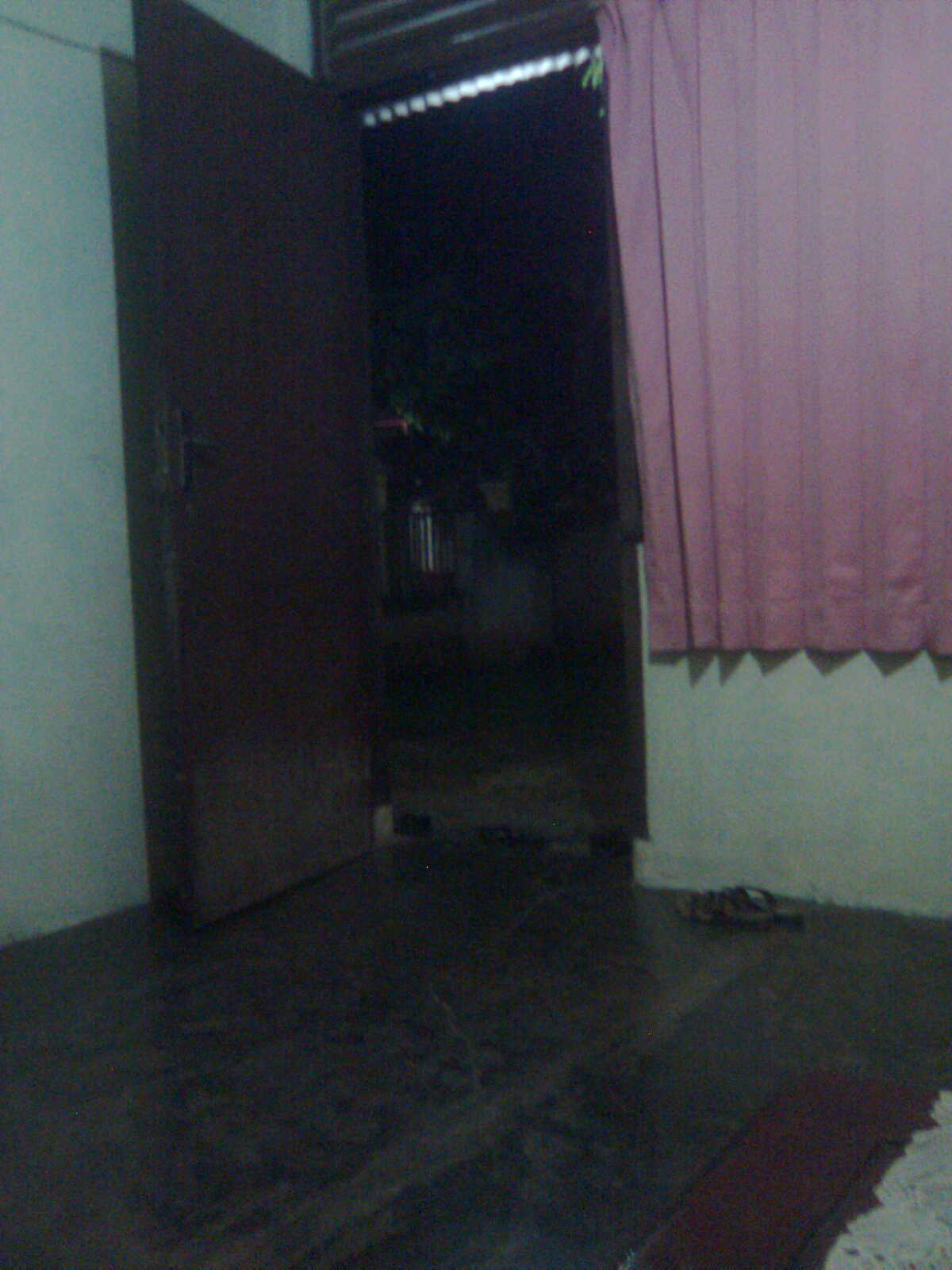 Foto Hantu Di Depan Pintu Sedang Melambaikan Tangan