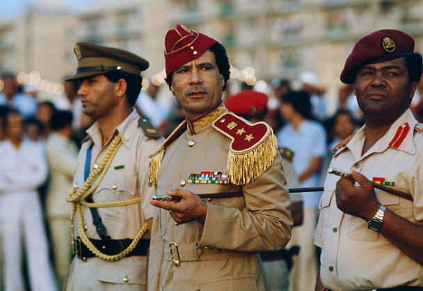 Gaya pakaian yang Aneh dari sang Dikatator Muammar Qaddhafi