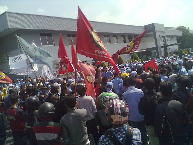 Demo buruh menolak Outsourcing