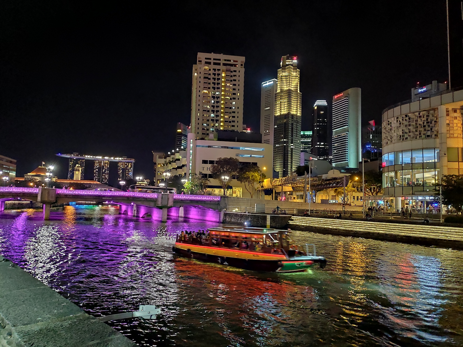 Nongkrong Malam Ala Penduduk Lokal di Clarke Quay, Singapura