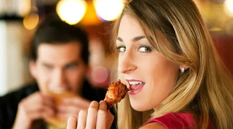 ati-ati-makan-sayap-ayam-jauh-dari-jodoh