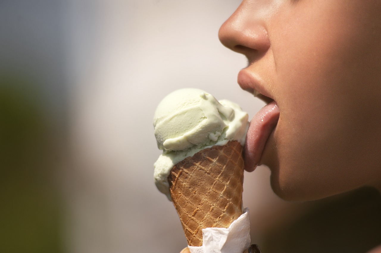 Nikmatnya Sensasi Dingin Es Krim yang Menggoda