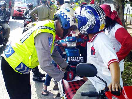 Asiknyaaaa Liat Orang ditilang polisi... hihihihihihihi