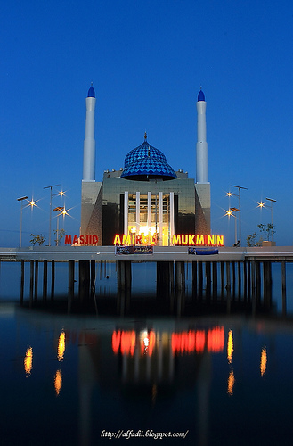 Ngabuburit di Masjid Terapung Pantai Losari