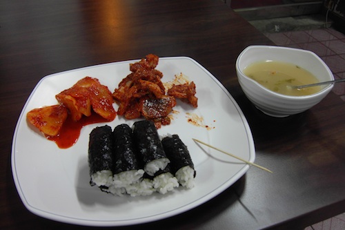 Kalo di Jepang ada Sushi, di Korea ada Kimbap :D ayo masuk, enak lho..