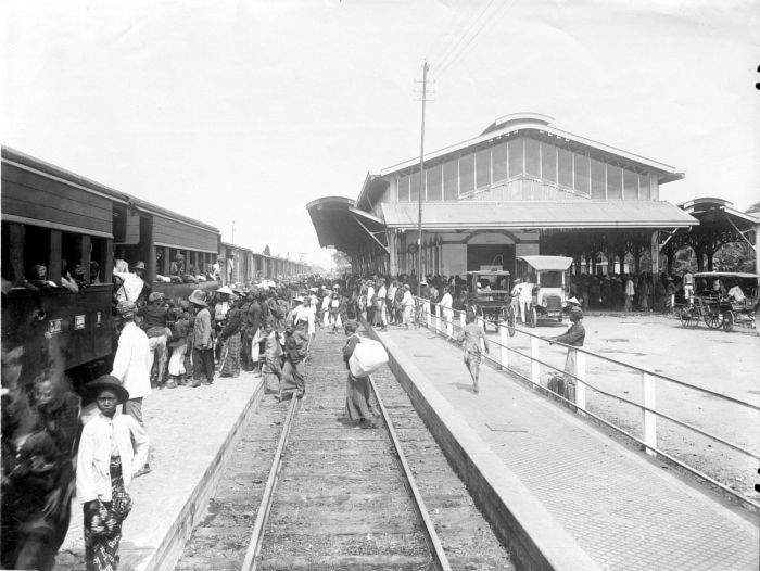 Foto-Foto Jadul Stasiun di Indonesia 
