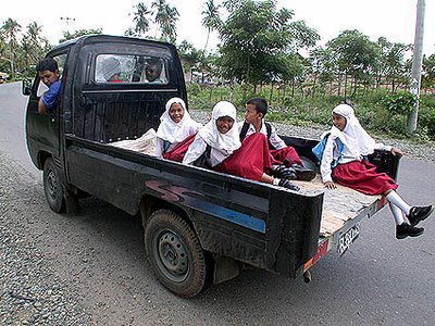 zaman sd agan berangkat sekolah naek apa??