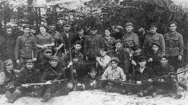 Partisan Warfare, PD 2: Cerita Bielski Bertahan Hidup di Tengah Peperangan