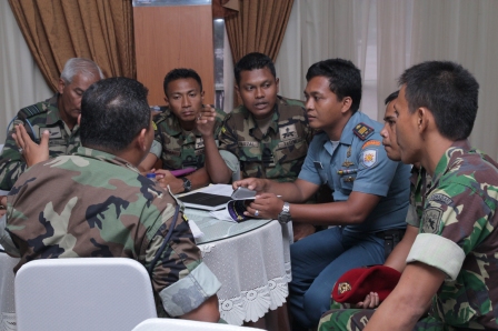 Baret Marinir Malaysia warnanya sama dengan baret Marinir Indonesia.