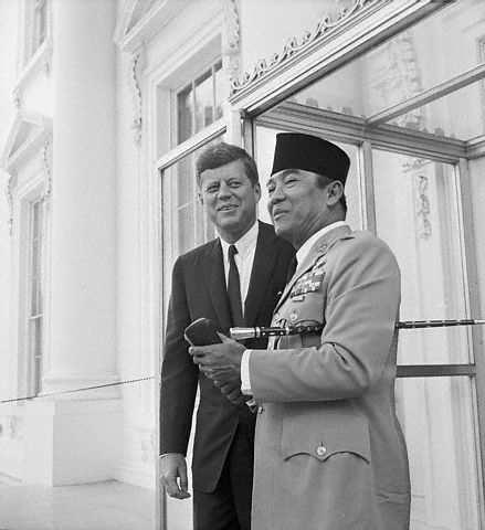 Bung Karno buat presiden AS bertekuk lutut