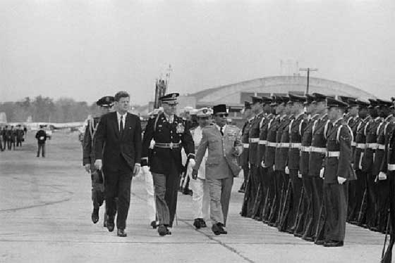 Bung Karno buat presiden AS bertekuk lutut