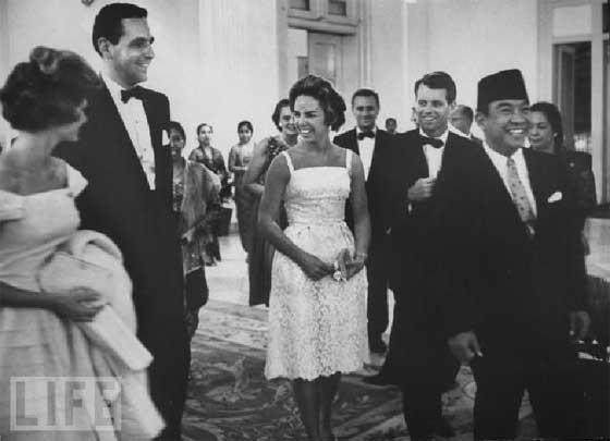Bung Karno buat presiden AS bertekuk lutut