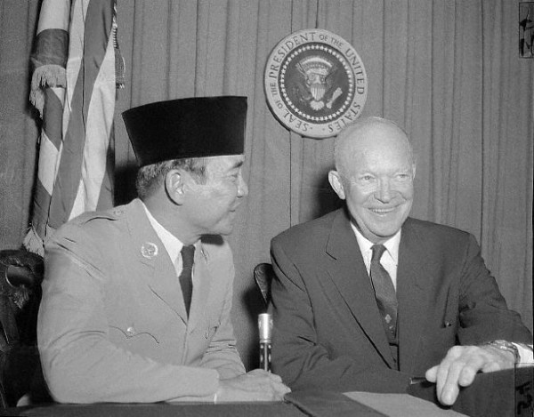 Bung Karno buat presiden AS bertekuk lutut