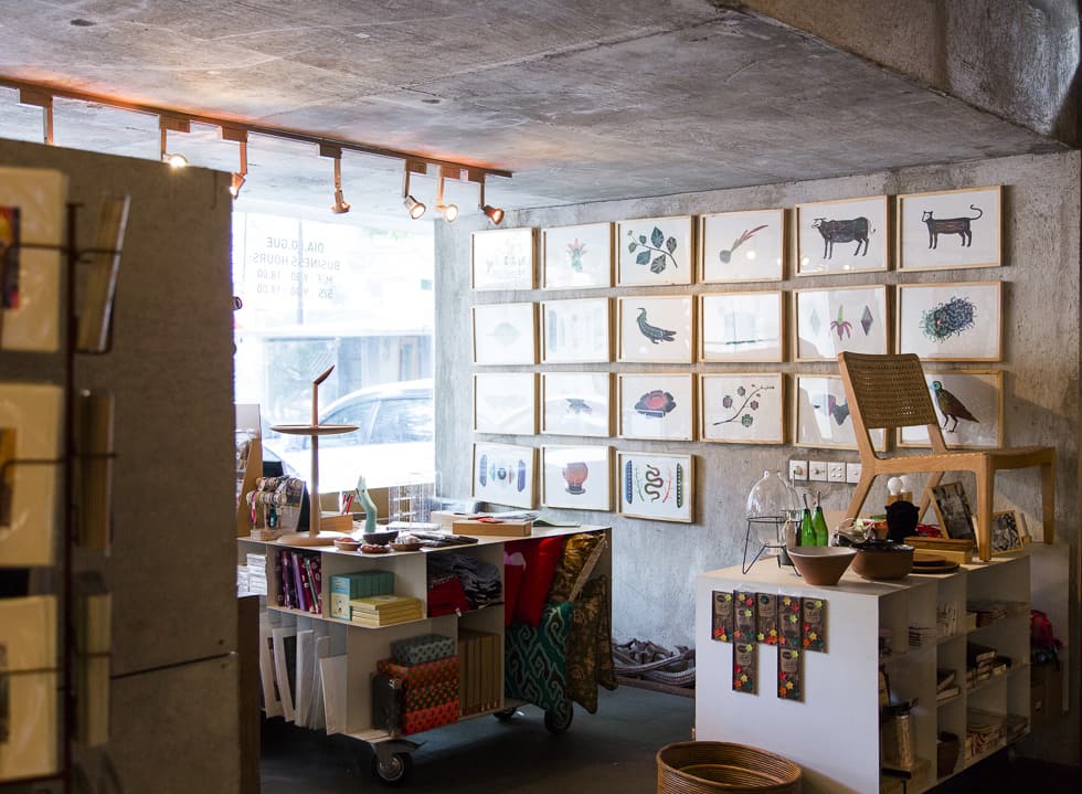 Dia.Lo.Gue : Cafe dengan Galeri Seni Super Artistik