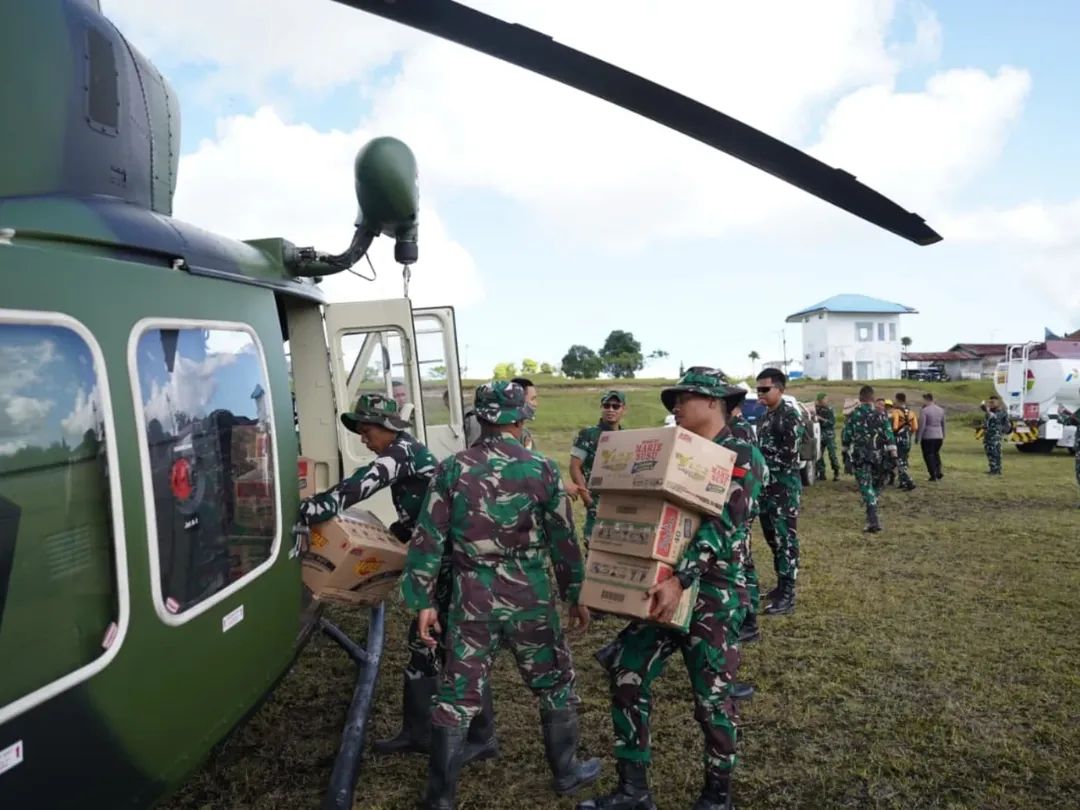 Prajurit TNI Antar Bantuan di Daerah Terisolir Aceh Tengah