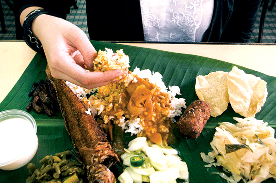 5 Hal Unik Yang Ada Di Indonesia, Dari Cara Makan Hingga Kebiasaan Warganya
