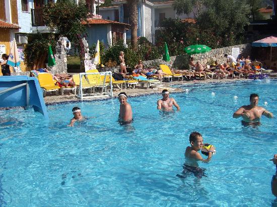 5 Fakta Ini akan Buat Anda Ragu Berenang di Kolam Renang