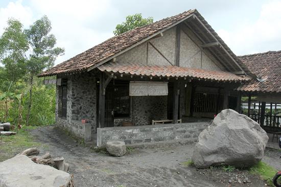 Menikmati Kopi, di Sisa Keganasan Merapi