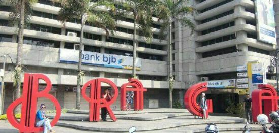Ngabuburit Sambil Hunting Foto Instagram di Jalan Braga Bandung