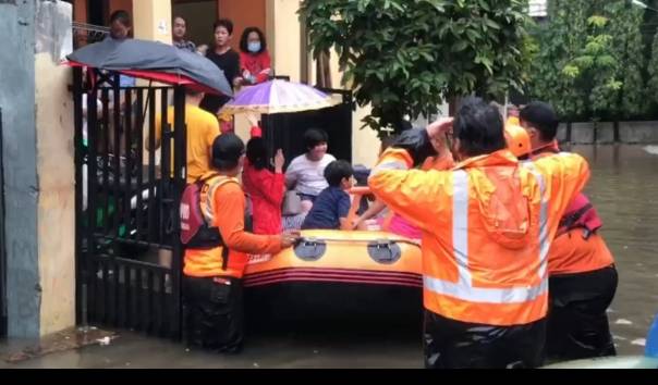 perumahan-jatibening-permai-banjir-setinggi-1-meter