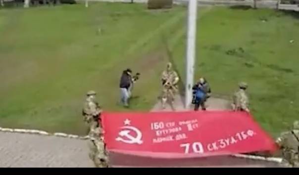 tentara-rusia-kibarkan-bendera-uni-soviet-di-ukraina-bukti-kemenangan-putin